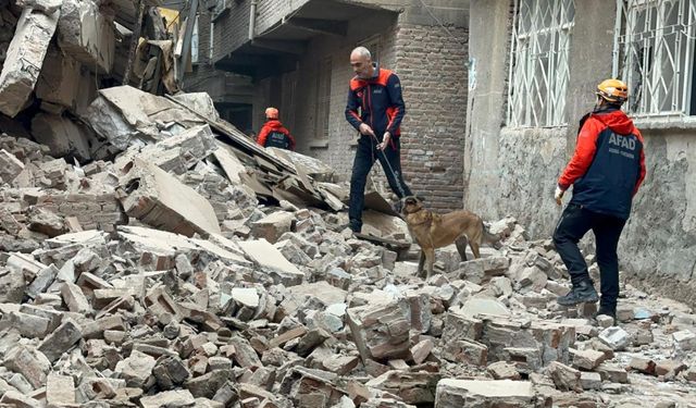 Diyarbakır'da 5 katlı metruk bina çöktü
