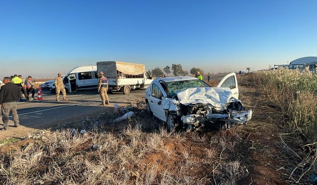 Minibüsle otomobil çarpıştı: 12 yaralı