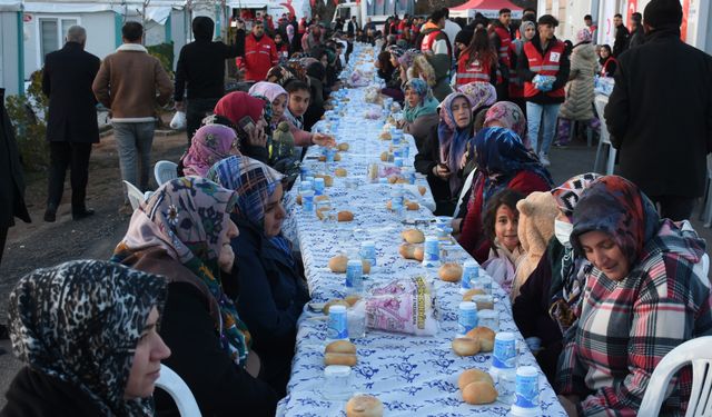 Türk Kızılay, depremzedelere iftar verdi