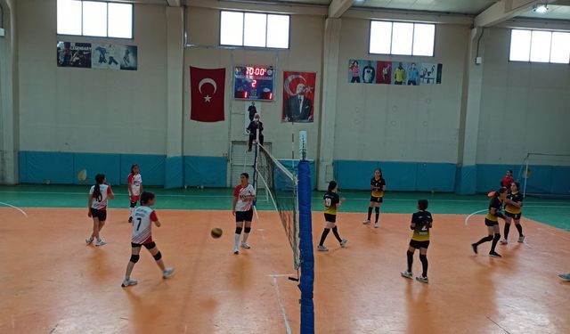 Sarıgöl'de kızlar arası voleybol turnuvası başladı