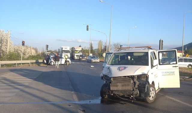 Kamyonet otomobille çarpıştı: 11 yaralı