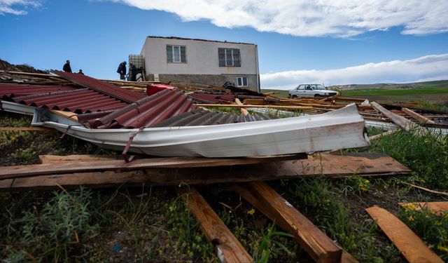 Ankara'da şiddetli rüzgar nedeniyle bir evin çatısı uçtu
