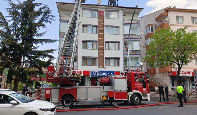 Ankara'da 4 katlı binada yangın