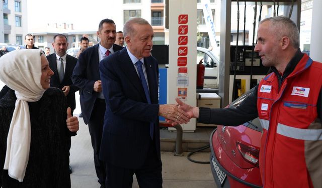 Erdoğan, Üsküdar'da akaryakıt istasyonu çalışanlarını ziyaret etti