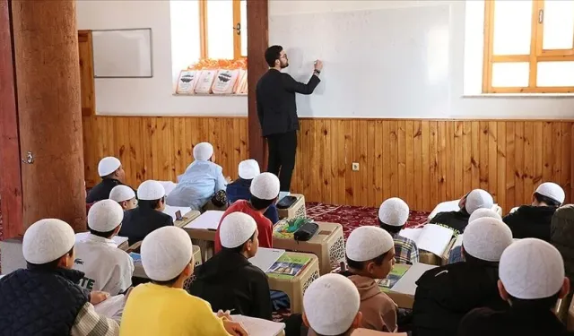 Kur'an kursundaki çocukların gönüllü matematik öğretmeni oldu