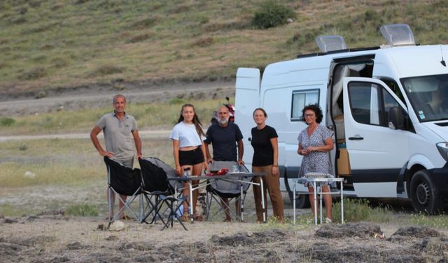 Fransız turistler Acıgöl'de kamp yaptı