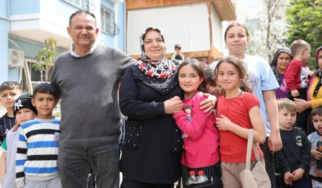 Yaşlı çift, 20 yıldır çocuklara bayram harçlığı dağıtıyor