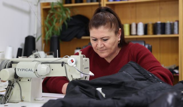 33 yıldır başkasının söküğünü dikiyor