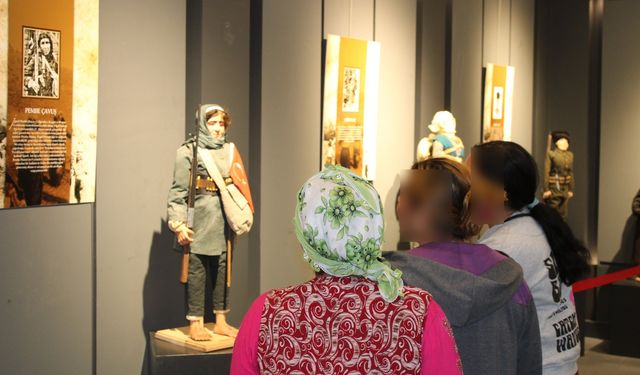 'Kahraman Türk Kadınları Sergisi'nin hükümlü ziyaretçileri