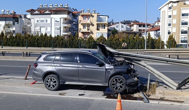 Bariyere çarptı: 3 yaralı