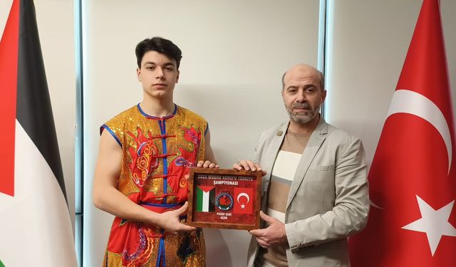 Birincilik ödülünü Filistin'e bağışladı