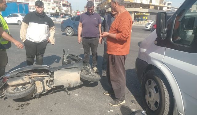 Minibüs ile motosiklet çarpıştı: 1 yaralı