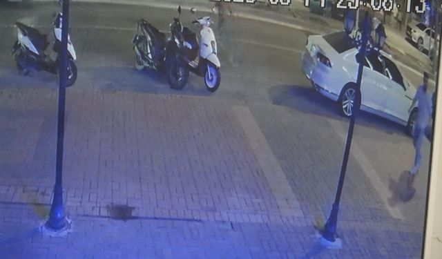 Sokak ortasında bacağından bıçakladı
