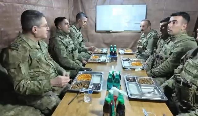 Sınırda Mehmetçikle iftar açtılar