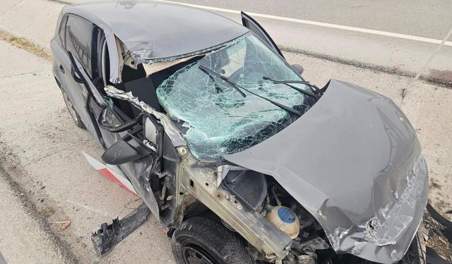 Aksaray Konya yolunda feci kaza: Otomobil kamyona arkadan çarptı
