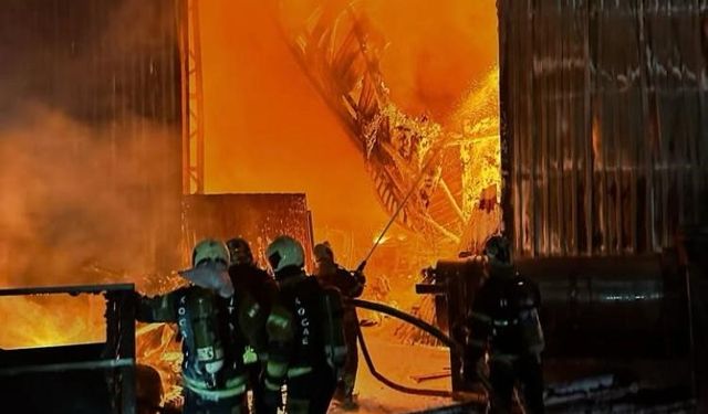 Geri dönüşüm fabrikasında yangın alarmı!
