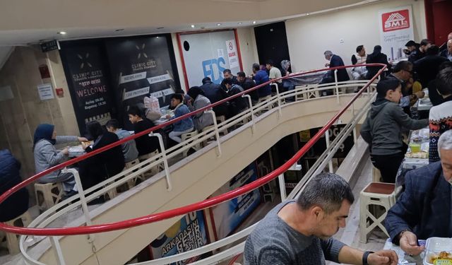 Dünya Görmeyenler Derneği’nden dayanışma iftarı