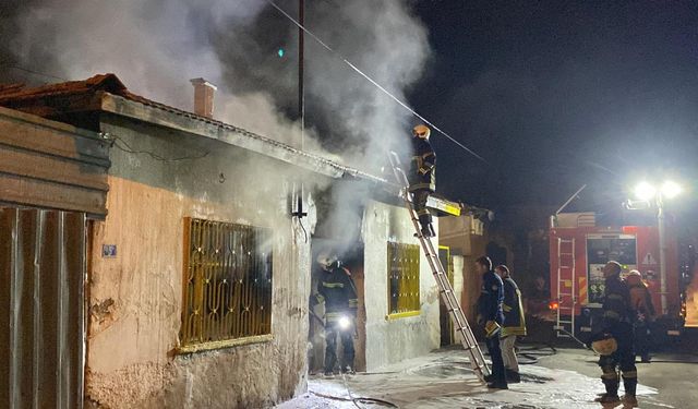 Konya'da kuru otları temizlemek isteyen şahıs komşusunun evini yaktı