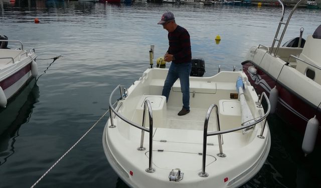 Yunusların balıkçı teknesine olan ilgisi görenleri şaşırttı