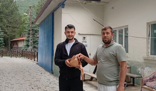Belediye çalışanı altın dolu çanta buldu