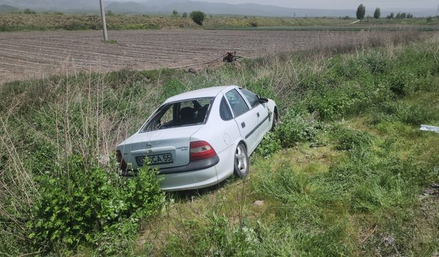 Konya'da otomobil şarampole devrildi