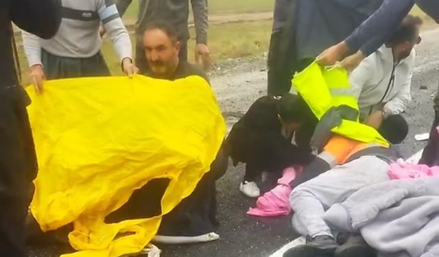Van-Hakkari karayolunda tır devrildi: 2 yaralı