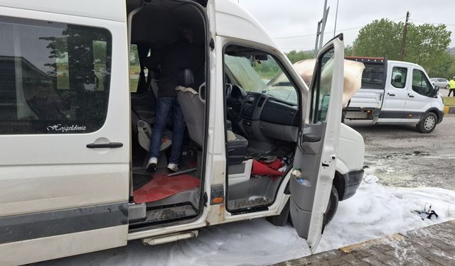 Seyir halinde ki minibüs alev aldı