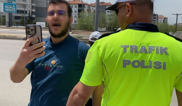 Plakasız araçla yakalandılar, basın mensuplarına tepki gösterdiler