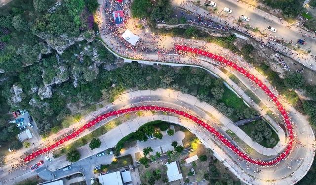 400 metrelik dev Türk bayrağı ile 'Fener Alayı