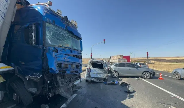 Tır, kırmızı ışıkta bekleyen otobüs ve otomobile çarptı: 6 yaralı