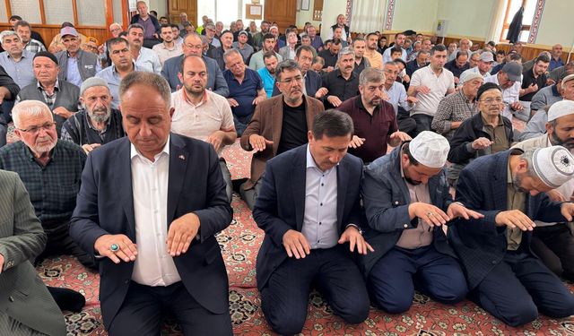 Yağmur için eller semaya açıldı