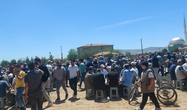 İçeriçumra’da binlerce kişi yağmur duasında buluştu