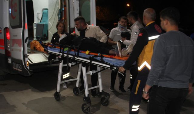 Motosikletli, yayalara çarpıp kaçtı