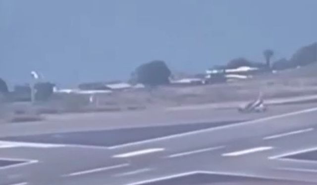 3 gösteri uçağı havada çarpıştı