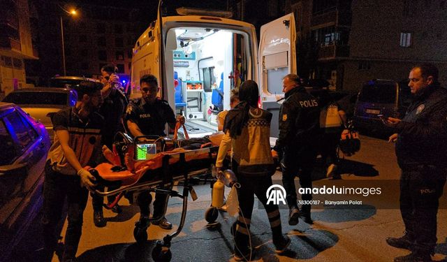 Baba oğlunu bıçaklayarak ağır yaraladı