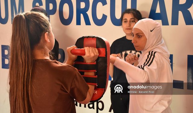 Yakın dövüş kursunu tamamlayan kadınlar sertifikalarını aldı