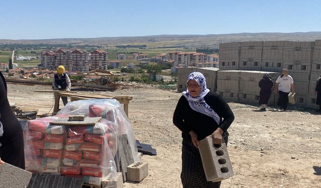 İmece usulüyle yapılan caminin inşaatına kadınlar da briket taşıyor