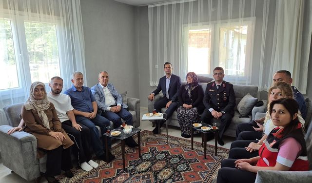 İl Emniyet Müdüründen şehit babalarına ziyaret
