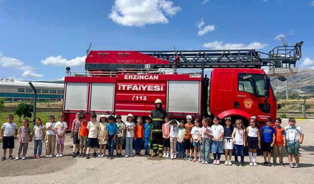 Minik öğrencilerden itfaiyeye ziyaret