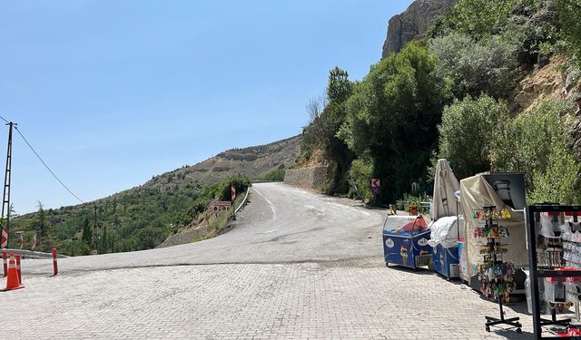 Heyelan nedeniyle kapatılan yol yeniden açıldı