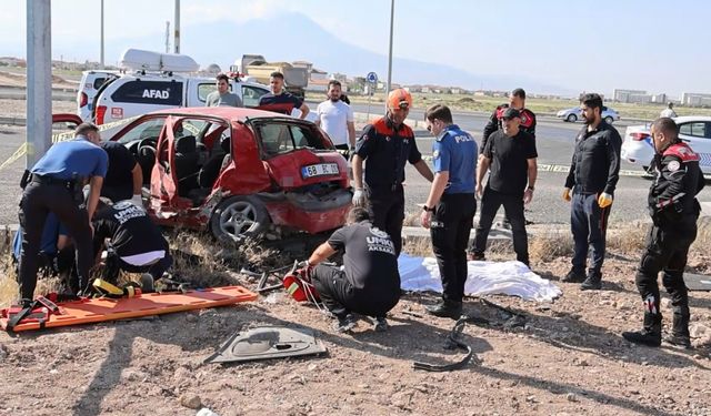 Sınava giden araçlar çarpıştı: 1 ölü, 4'ü ağır 10 yaralı