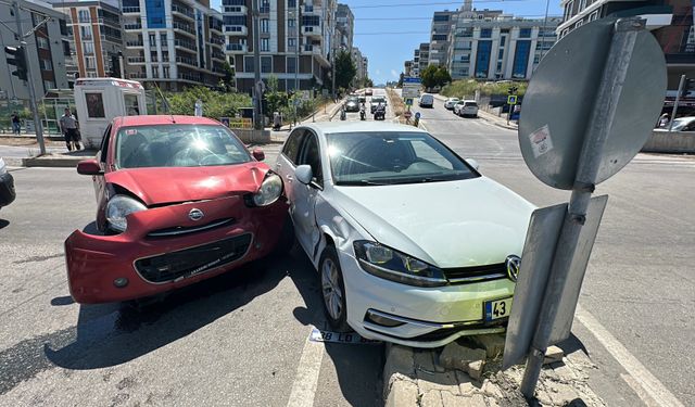 Yol birleşiminde arabalar çarpıştı