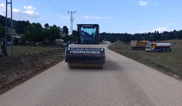 Gölüyle ünlü ilçede yol çalışmaları sürüyor
