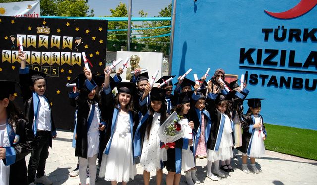 Minik öğrenciler kep atıyor