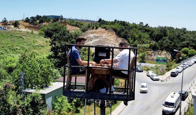 Müşteri manzara isteyince kafe sahibi vinç çağırdı