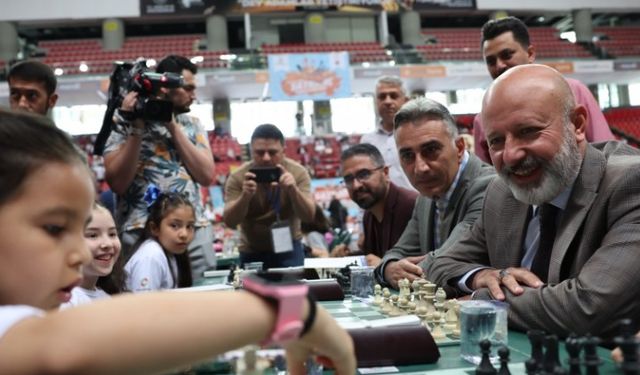 Baba ile oğullarının katıldığı satranç turnuvası düzenledi