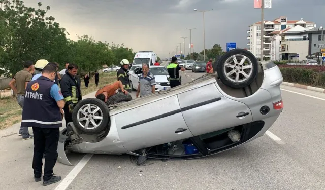 Takla atan otomobildeki 4 kişi yaralandı