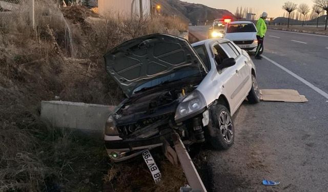 Bariyerlere çarpan otomobildeki  2 kişi yaralandı