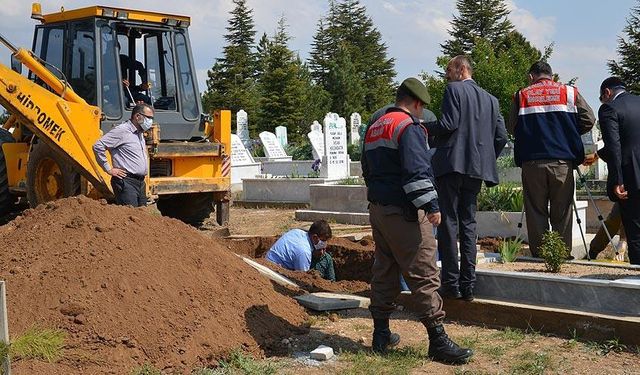 Otopsi için mezarını açtılar