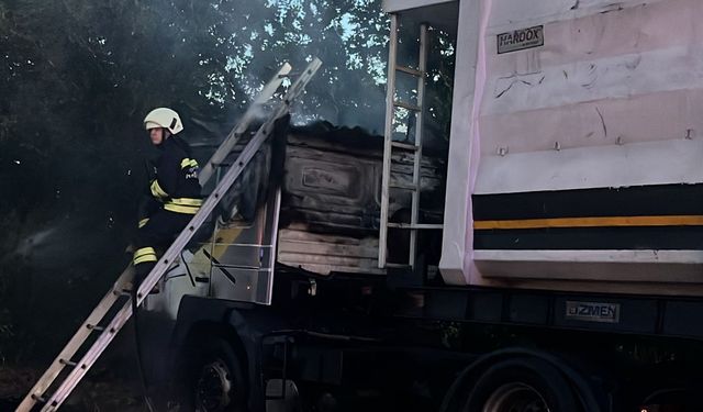 Seyir halindeki alev alan TIR'ın sürücüsünden acı haber